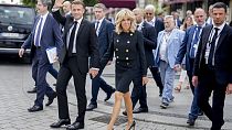 El presidente francés Emmanuel Macron y su esposa Brigitte pasan por el Hotel Adlon después de visitar el monumento al Holocausto en Berlín, Alemania, el 27 de mayo de 2024.