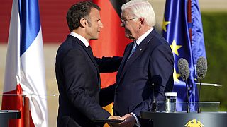 Le président allemand Frank-Walter Steinmeier, à droite, et le président français Emmanuel à la fin d'une conférence de presse en Allemagne, dimanche 26 mai 2024. 