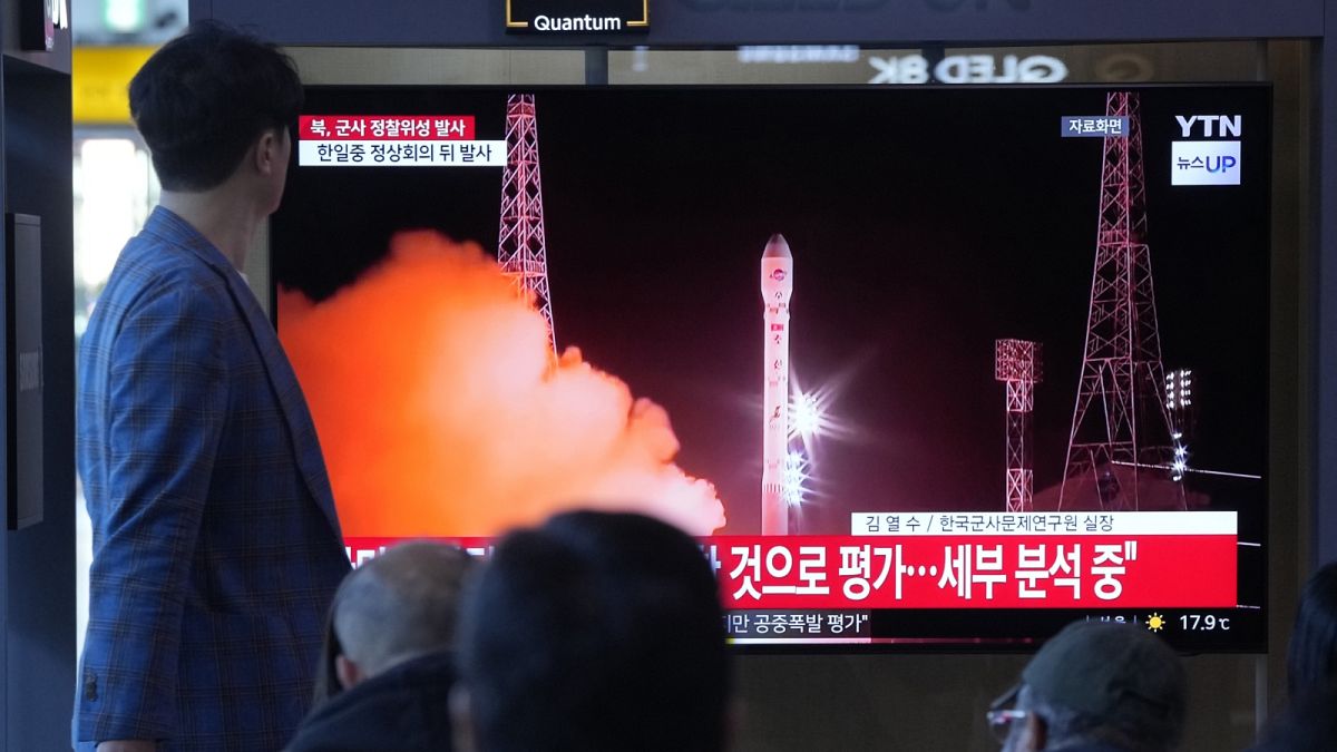 Πολίτης στη Σεούλ παρακολουθεί σε τηλεόραση την είδηση για την εκτόξευση πυραύλου από την Βόρεια Κορέα