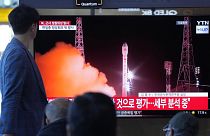 A szöuli pályaudvaron utasok nézik az újabb észak-koreai rakétakilövést