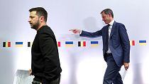 FILE - Volodimir Zelenszkij ukrán elnök (balra) sétál Alexander De Croo belga miniszterelnökkel Brüsszelben 2023. október 11-én, szerdán.