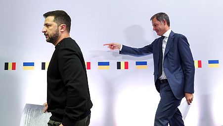 DATEI - Der ukrainische Präsident Volodymyr Zelenskyy (links) geht mit dem belgischen Premierminister Alexander De Croo am Mittwoch, 11. Oktober 2023, in Brüssel spazieren.