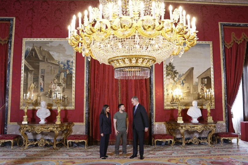 Le président ukrainien Volodymyr Zelenskyy (au centre) s'entretient avec le roi d'Espagne Felipe VI et la reine Letizia au palais royal de Madrid, le lundi 27 mai 2024.