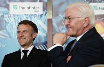 Fransa Cumhurbaşkanı Emmanuel Macron (sol), Almanya Cumhurbaşkanı Frank-Walter Steinmeier'le birlikte Dresden'de bir enstitü ziyaretinde