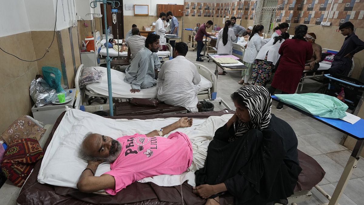 Pessoas com insolação recebem tratamento num hospital em Karachi, Paquistão.