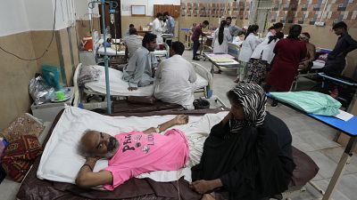 Pessoas com insolação recebem tratamento num hospital em Karachi, Paquistão.