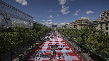 Los Campos Elíseos de París se convierten en un gran picnic. 