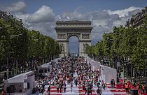 Die berühmteste Straße der französischen Hauptstadt, die Champs-Élysées, wurde am Sonntag von einer riesigen Picknickdecke überzogen.