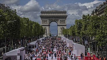 Die berühmteste Straße der französischen Hauptstadt, die Champs-Élysées, wurde am Sonntag von einer riesigen Picknickdecke überzogen.