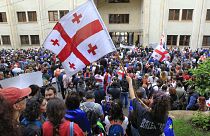 Protestas contra la 'ley rusa' frente a la sede del Parlamento este martes en Tiflis (Georgia).