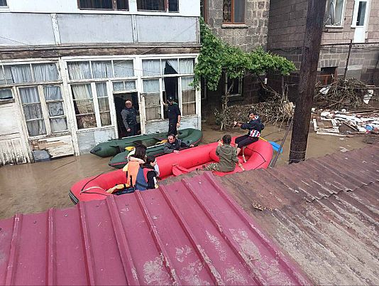 Эвакуация пострадавших от наводнения людей на севере Армении