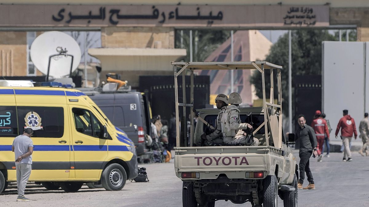 Ägyptische Soldaten patrouillieren am Rafah-Grenzübergang, 23. März 2024. (AP Photo/Amr Nabil)
