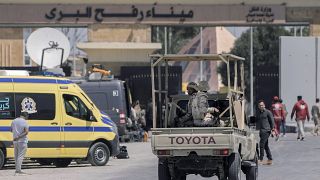 Des soldats égyptiens patrouillent au poste frontière de Rafah entre l'Égypte et la bande de Gaza, samedi 23 mars 2024.
