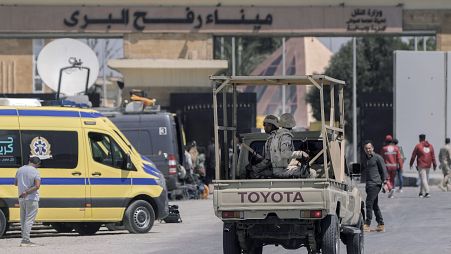 Egyiptomi katonák járőröznek az Egyiptom és a gázai övezet közötti rafahi határátkelőnél, 2024. március 23-án, szombaton