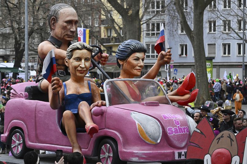 Flotteur montrant la dirigeante de l'AfD Alice Weidel et la dirigeante du BSW Sahra Wagenknecht dans une voiture dirigée par le président russe Vladimir Poutine