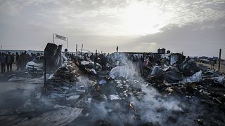 A vasárnapi izraeli légicsapás nyomai Rafahban