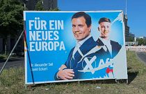 Egy megrongált AfD plakát Berlinben, a június 6-9-i európai választási szavazás előtt.
