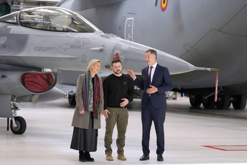 Belgiens Premierminister Alexander De Croo (rechts) und Belgiens Verteidigungsministerin Ludivine Dedonder (links) mit dem ukrainischen Präsidenten Wolodymyr Selensky.
