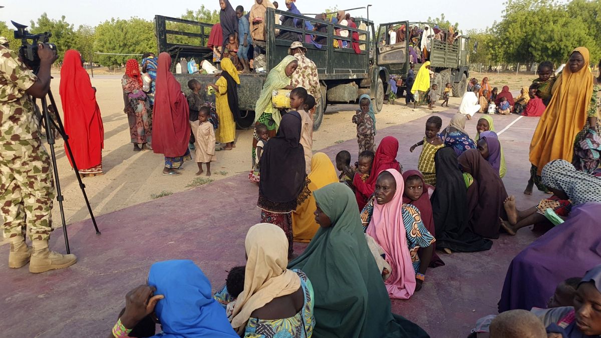 Iszlamisták által fogva tartott, kiszabadított túszok a nigériai Maiduguriban