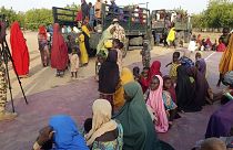 Iszlamisták által fogva tartott, kiszabadított túszok a nigériai Maiduguriban