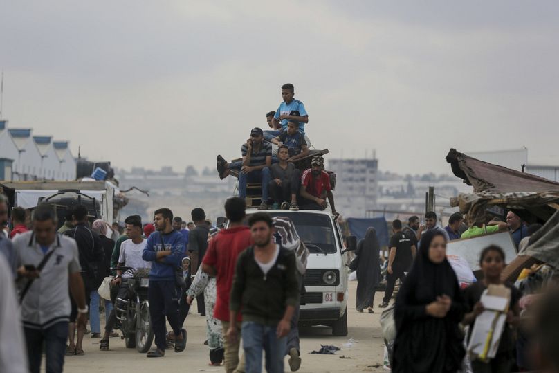 Des Palestiniens fuyant la ville de Rafah, dans le sud de Gaza, lors d&apos;une offensive terrestre et aérienne israélienne dans la ville, le 28 mai 2024.