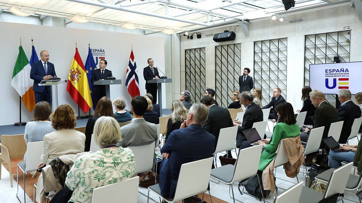 وزير الخارجية النرويجي ووزير الخارجية الإسباني ووزير الخارجية الأيرلندي مايكل مارتن في مؤتمر صحفي في بروكسل 