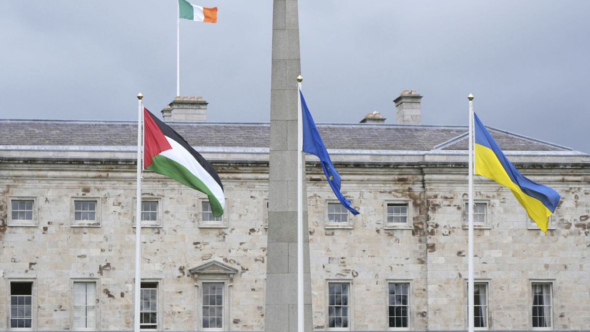 İrlanda Bakanlar Kurulu'nun Filistin Devleti'ni tanıma kararının ardından Meclis binası önünde Filistin bayrağı göndere çekildi