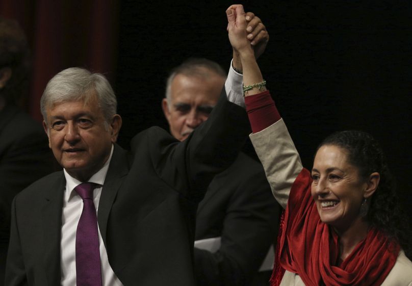 Claudia Sheinbaum arropada por Andrés Manuel López Obrador.