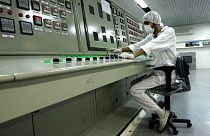 İran'ın İsfahan kentindeki bir nükleer tesiste çalışan görevli (arşiv) 