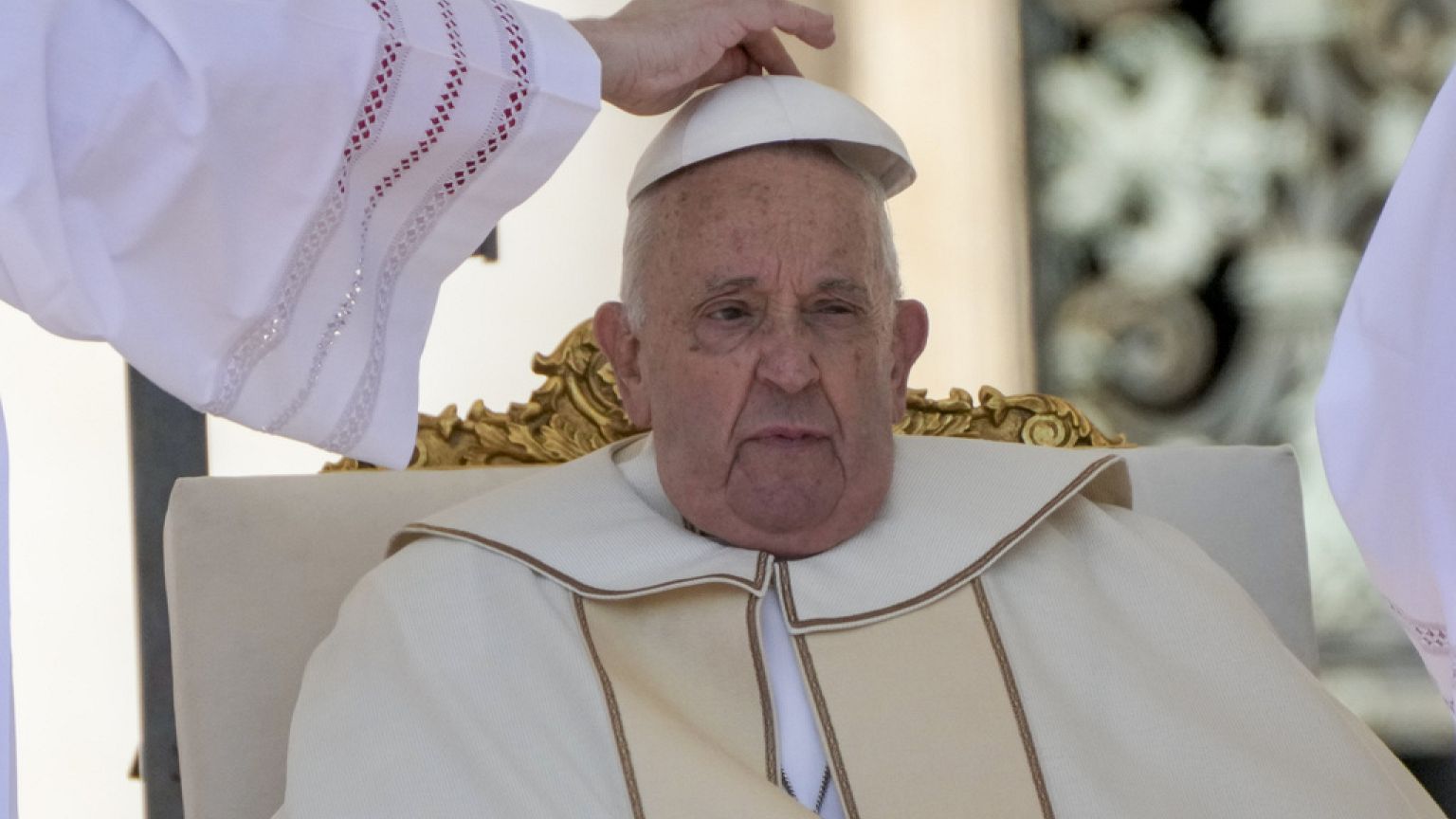 ibnelik Papa Francis, eşcinsellerle ilgili kullandığı ağır ifade nedeniyle özür  diledi | Euronews