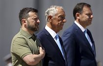 Presidente da Ucrânia, Volodymyr Zelenskyy (à esquerda), presidente de Portugal, Marcelo Rebelo de Sousa (ao centro) e primeiro-ministro português, Luís Montenegro (à direita)