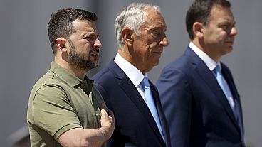 Presidente da Ucrânia, Volodymyr Zelenskyy (à esquerda), presidente de Portugal, Marcelo Rebelo de Sousa (ao centro) e primeiro-ministro português, Luís Montenegro (à direita)
