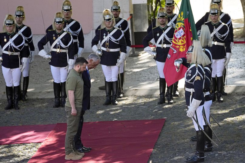 Volodymyyr Zelensky recebido no Palácio de Belém com honras militares