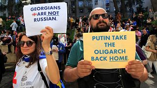 مخالفان لایحه نفوذ خارجی در مقابل ساختمان پارلمان گرجستان در تفلیس، سه شنبه، ۲۸ مه ۲۰۲۴