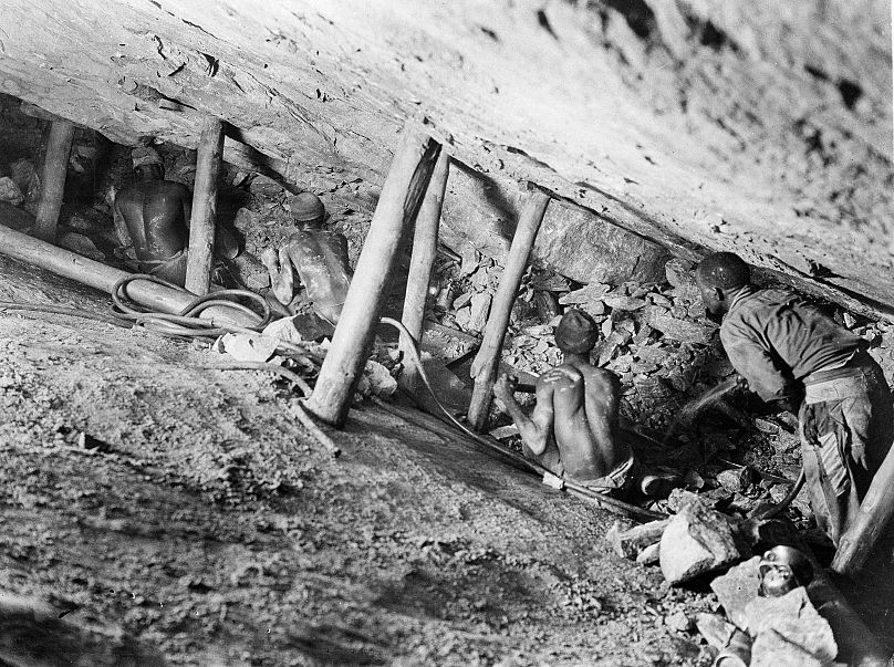 معدنچیان آفریقای جنوبی در حال کار گذاشتن دینامیت در اعمقا معدن طلا در تاریخ ۷ اوت ۱۹۳۴