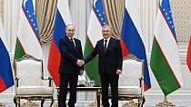 الرئيس الأوزبكي شوكت ميرزيوييف (يمين) والرئيس الروسي فلاديمير بوتين يلتقطان صورة قبل محادثاتهما في قصر كوكساروي الرئاسي في طشقند، أوزبكستان.