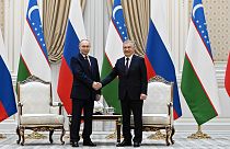 الرئيس الأوزبكي شوكت ميرزيوييف (يمين) والرئيس الروسي فلاديمير بوتين يلتقطان صورة قبل محادثاتهما في قصر كوكساروي الرئاسي في طشقند، أوزبكستان.