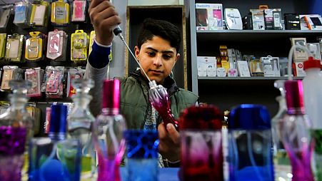Szíriai menekült kisfiú parfümösüvegeket tölt Libanonban - egy korábbi botrány
