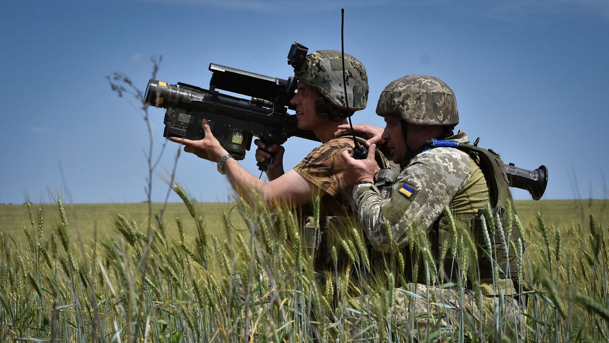 سربازان اوکراینی در حال نشانه‌گیری با سلاح‌های آمریکایی در تاریخ ۲۸ مه ۲۰۲۴