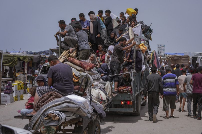 Imagen de ciudadanos palestinos que huyen de la ciudad de Rafah, en el sur de la Franja de Gaza, el martes 28 de mayo de 2024.