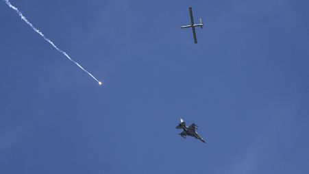 طائرة مقاتلة إسرائيلية ومسيرة تابعة للجيش تحومان في سماء رفح جنوب غزة