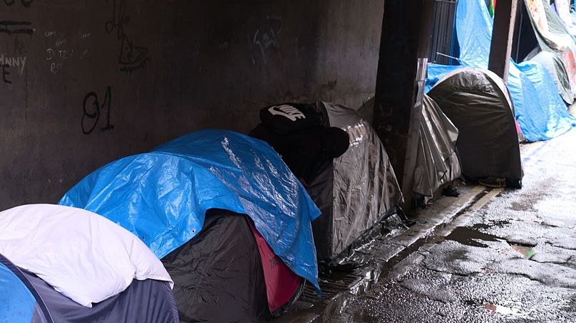 Des tentes de migrants alignées dans une rue à Dublin en 2024