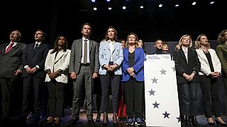 Valerie Hayer, candidata a las elecciones europeas, de centro derecha, y el primer ministro, Gabriel Attal, asisten a un mitin en Boulogne-Billancourt, el 28 de mayo de 2024.