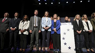 Valerie Hayer, candidata a las elecciones europeas, de centro derecha, y el primer ministro, Gabriel Attal, asisten a un mitin en Boulogne-Billancourt, el 28 de mayo de 2024.