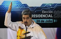 Nicolas Maduro elnök a caracasi választási bizottság előtt