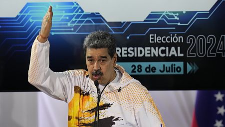 Nicolas Maduro elnök a caracasi választási bizottság előtt