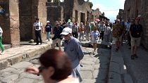 Des visiteurs dans les ruines de Pompéi en Italie