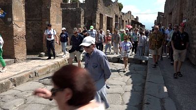 Des visiteurs dans les ruines de Pompéi en Italie