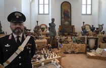 Unas 600 obras de arte robadas y devueltas por EE.UU. al Departamento de los carabinieri italianos para la Protección del Patrimonio Cultural se exponen en Roma.