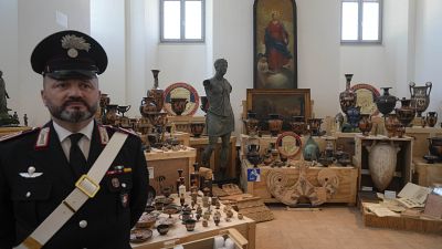 Unas 600 obras de arte robadas y devueltas por EE.UU. al Departamento de los carabinieri italianos para la Protección del Patrimonio Cultural se exponen en Roma.
